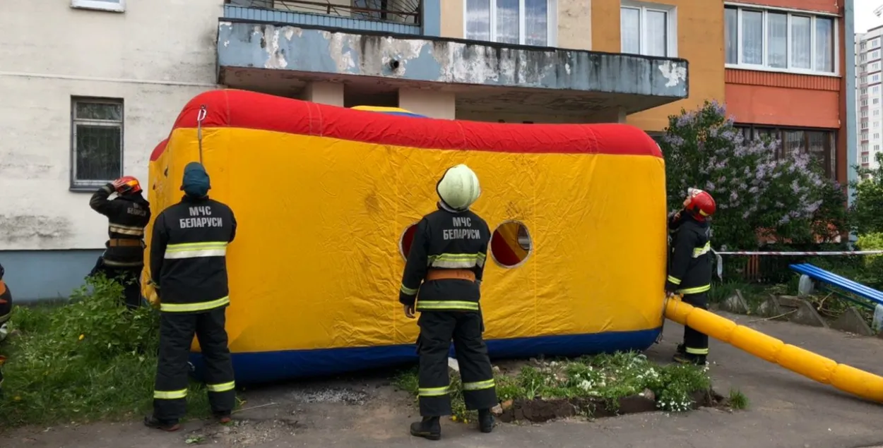 В Минске мужчина хотел прыгнуть с крыши многоэтажного дома / МЧС​