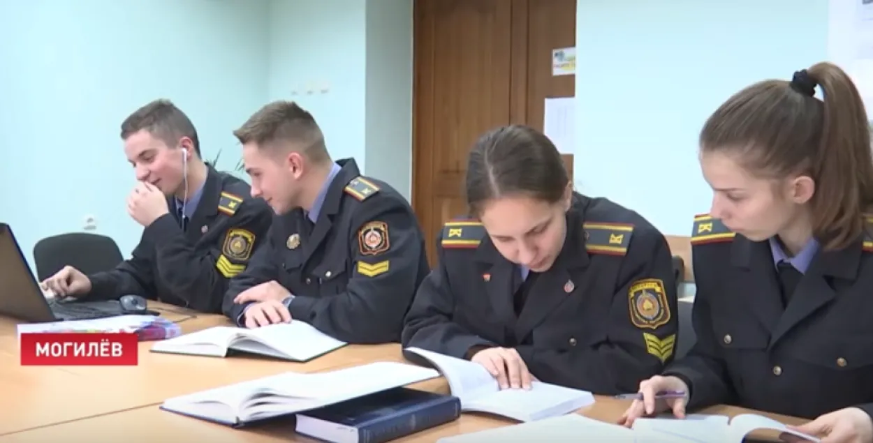Курсанты, работающие над словарём / ctv.by​