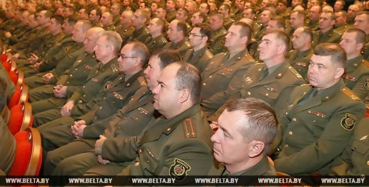 Лукашэнка павіншаваў беларусаў з Днём абаронцаў Айчыны