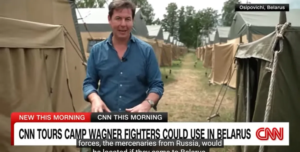 Мэтью Ченс в лагере под Осиповичами / кадр из видео CNN
