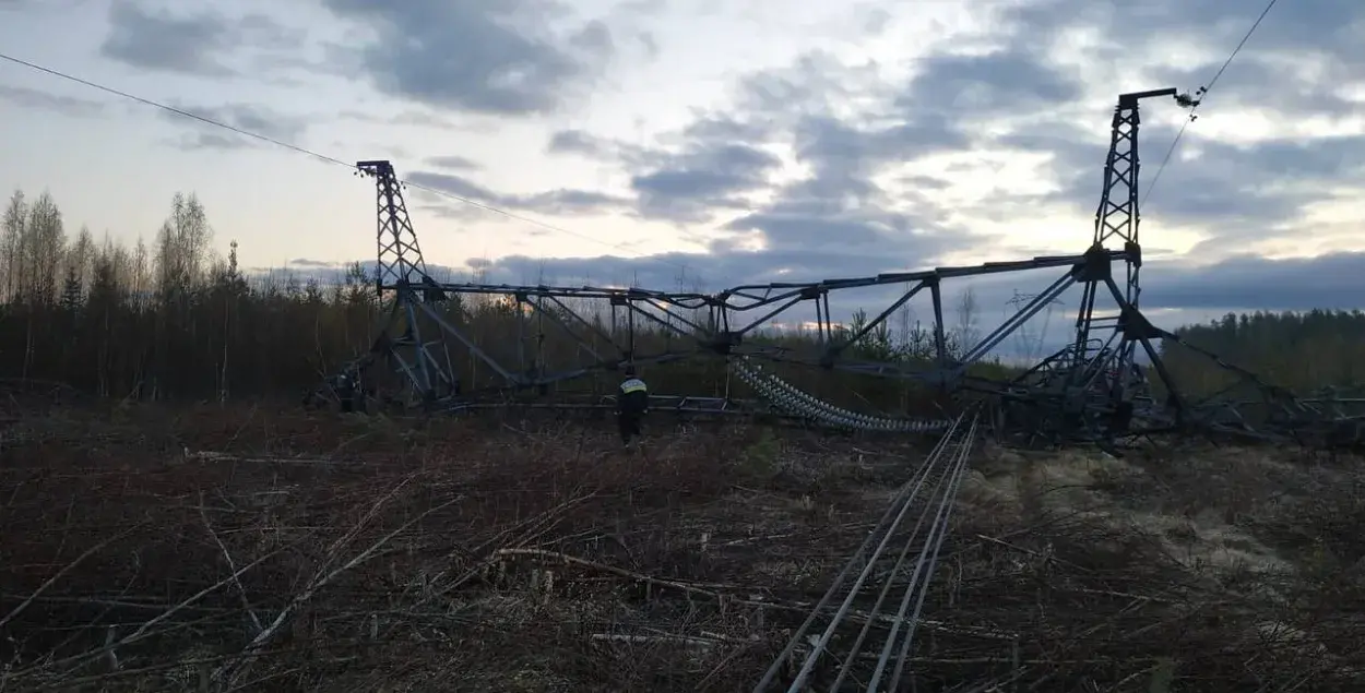 Взорванная опора ЛЭП / t.me/drozdenko_au_lo
