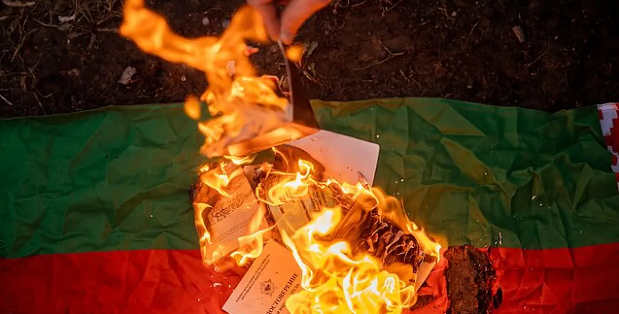 Беларусы ў Літве спалілі свае дакументы, пратэстуючы супраць агрэсіі