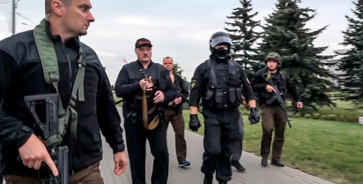 Аляксандр Лукашэнка з аўтаматам каля Палаца Незалежнасці / Скрыншот з відэа​