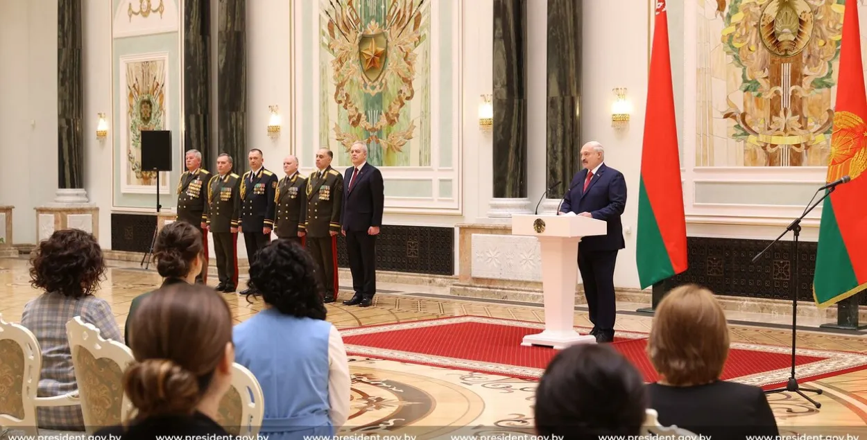 Лукашенко рассказывает об атаке на Мачулищи / president.gov.by
