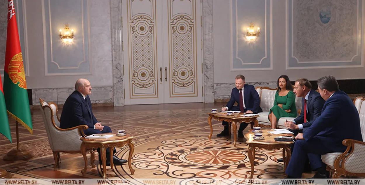 Александр Лукашенко во время интервью / БЕЛТА​