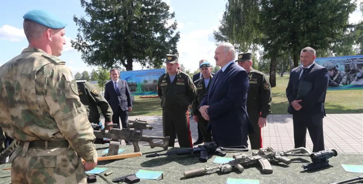 Лукашэнка — спецназаўцам: сёння войны пачынаюцца з вулічных пратэстаў