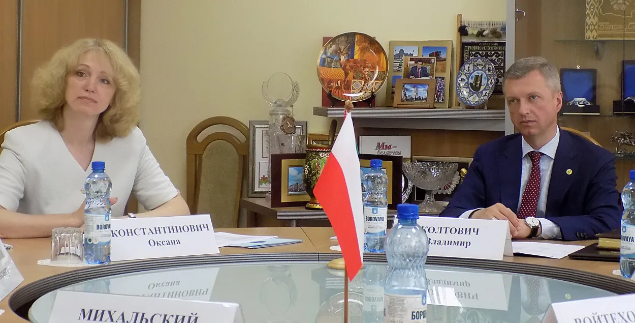 Оксана Константинович (слева) и руководитель МАРТ Владимир Колтович / mart.gov.by