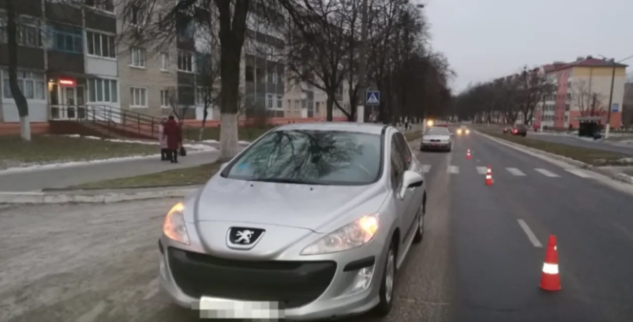 У Мазыры машына з летняй гумай збіла на пераходзе сямейную пару