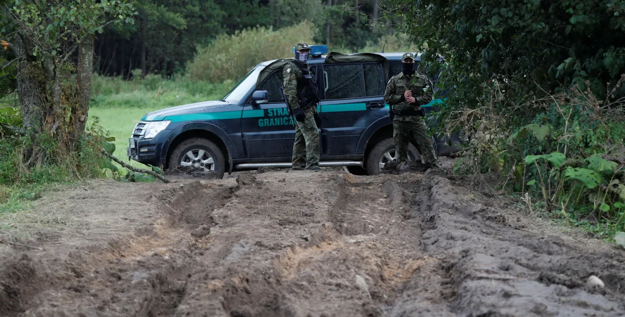 Польские пограничники спасли из болота восемь нелегальных мигрантов