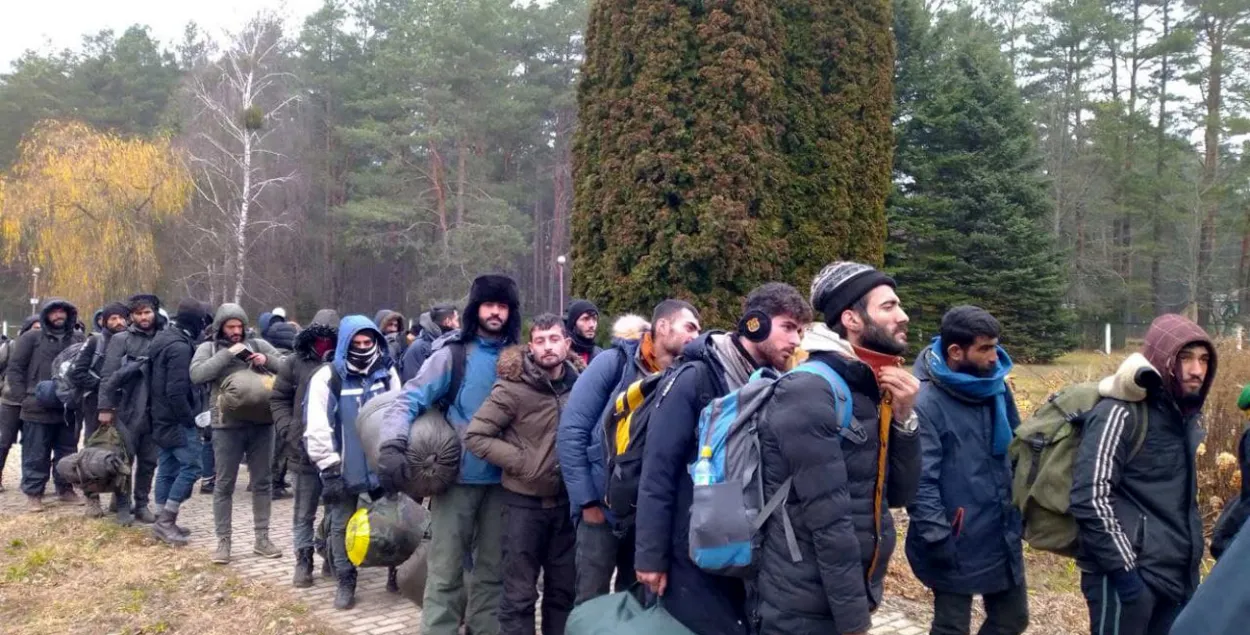 Мігранты ля ўваходу ў аздараўленчы цэнтр "Світанак" / 1prof.by​