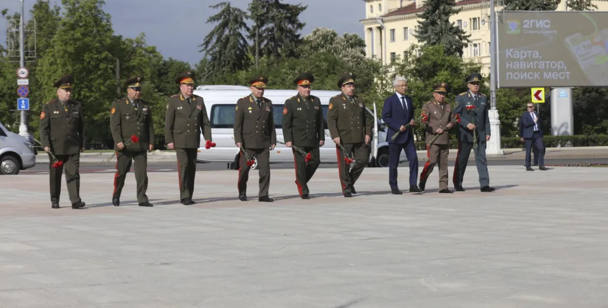 Кіраўніка Мінабароны Арменіі сярод кіраўнікоў дэлегацый на плошчы Перамогі ў Мінску няма /&nbsp;@modmilby
