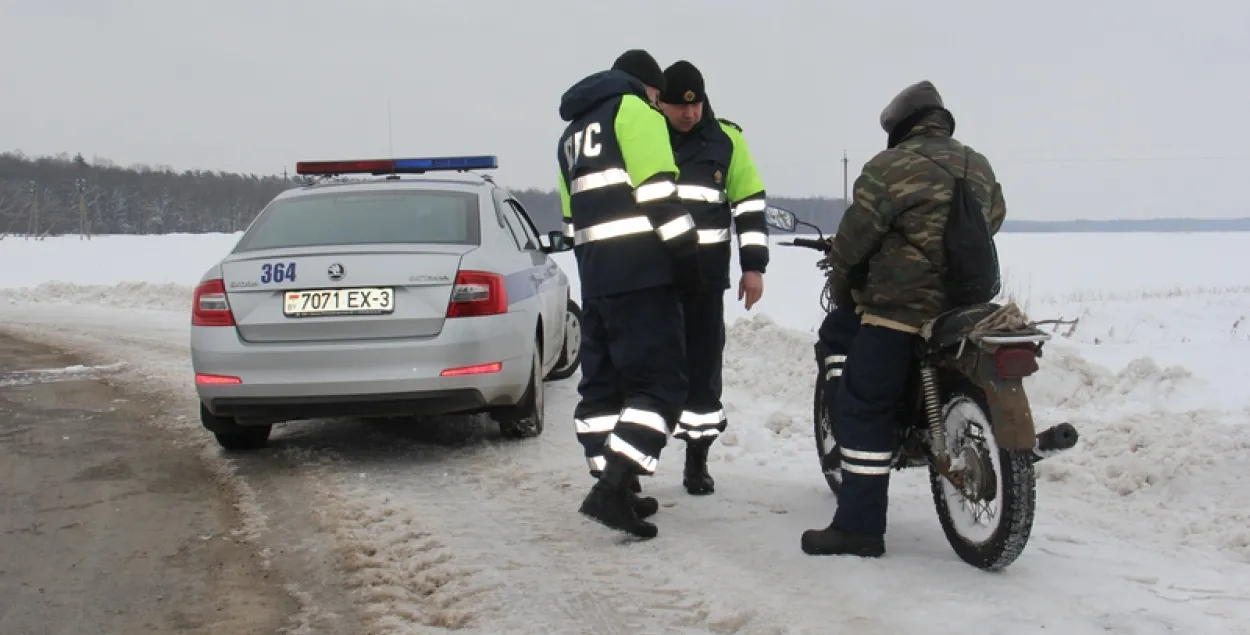 У Гомельскім раёне матацыкліст-бяспраўнік уцякаў ад ДАІ і засеў у снезе