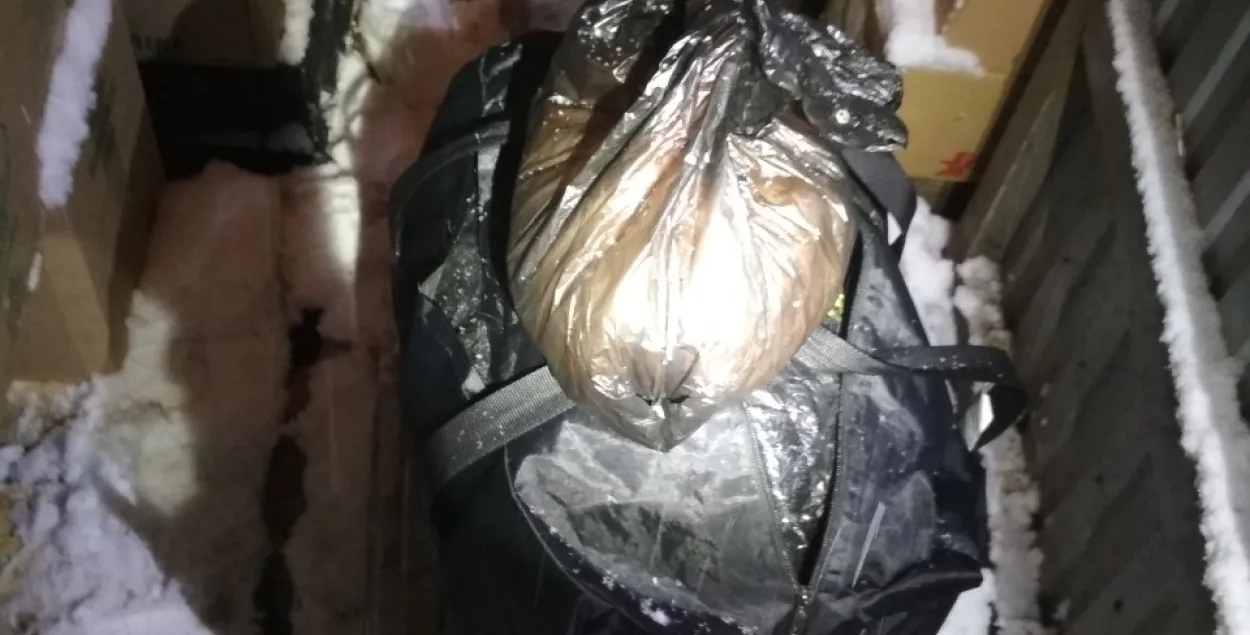 Хлопец сказаў міліцыянтам, што нясе ў торбах насвай. І не падмануў