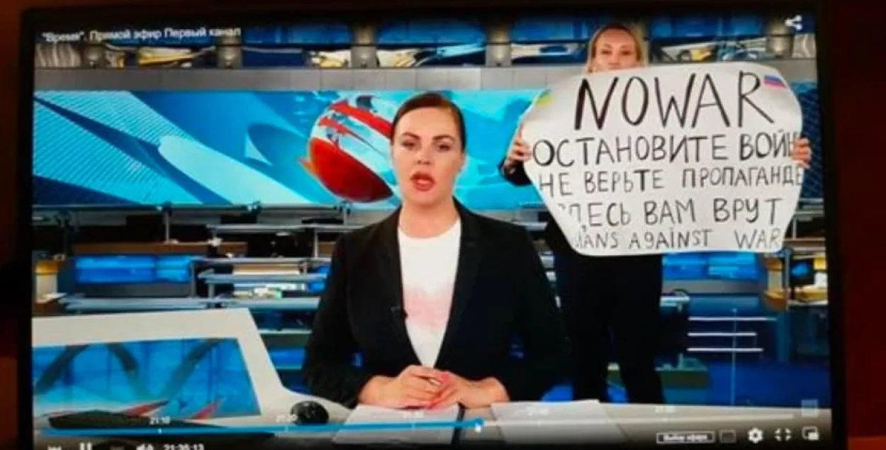 Девушка с антивоенным плакатом / кадр из видео