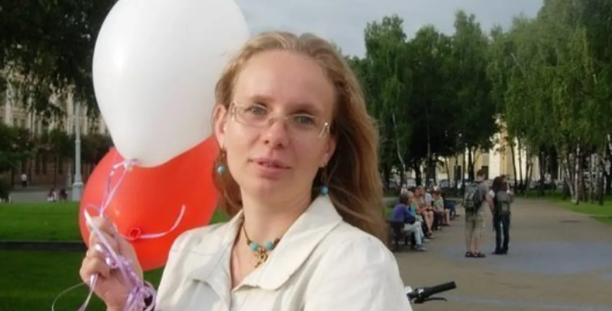 Настасся Губарэвіч: сілавікі павесілі на балконе сцяг і сфатаграфавалі каля яго