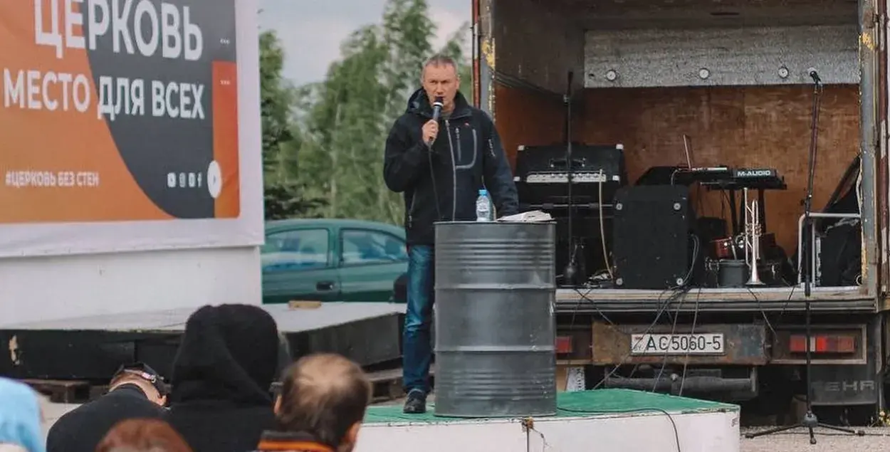 Прамаўляе пастар царквы Вячаслаў Ганчарэнка / facebook.com/newlifeminsk
