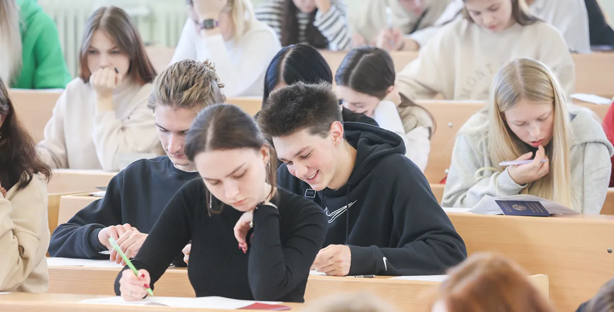 Чтобы поступить в вуз, нужно успешно сдать два ЦЭ и одно ЦТ / иллюстративное фото sb.by
