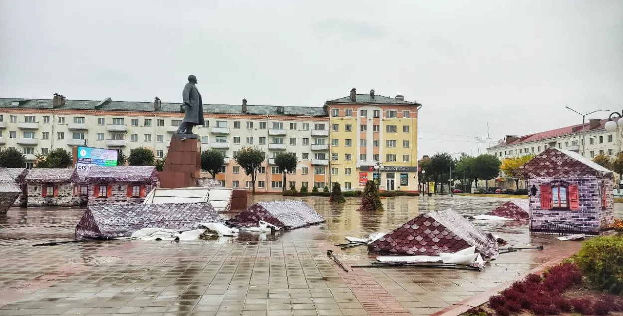 Ветер сломал торговые палатки на центральной площади города /&nbsp;@orshaeu
