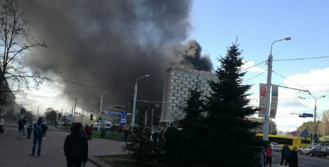 Столб дыма возле гостиницы "Турист"
