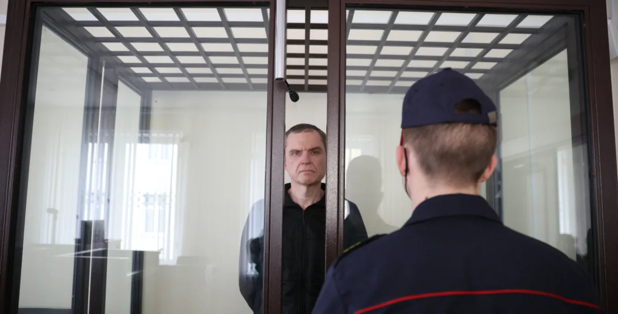 Он заявил, что поменяет его на Павла Латушко и всю команду НАУ.
