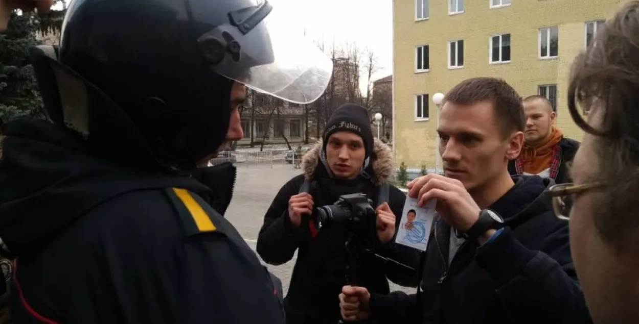 Экс-политзаключенные Дмитрий Полиенко и Николай Дедок возле суда. Фото: Новы час