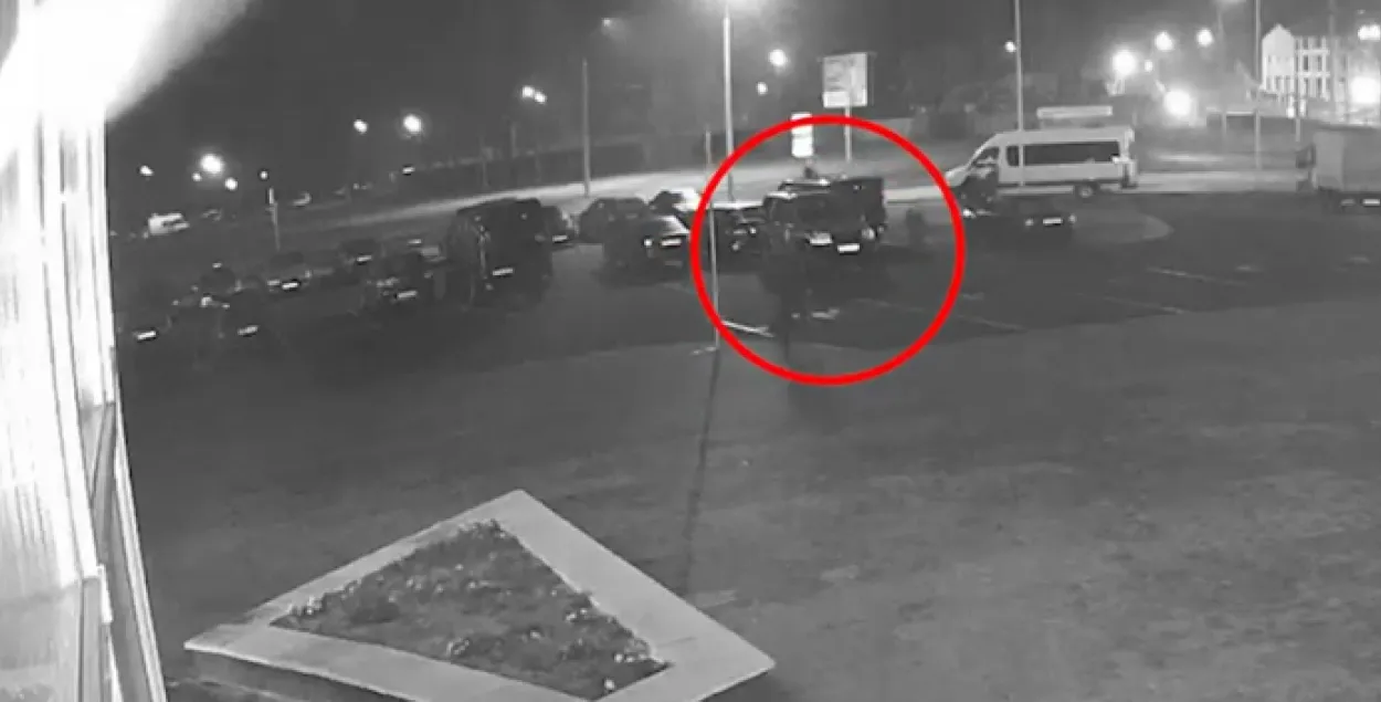 Момент "нападения" на милицейский автомобиль / Скриншот из видео МВД​