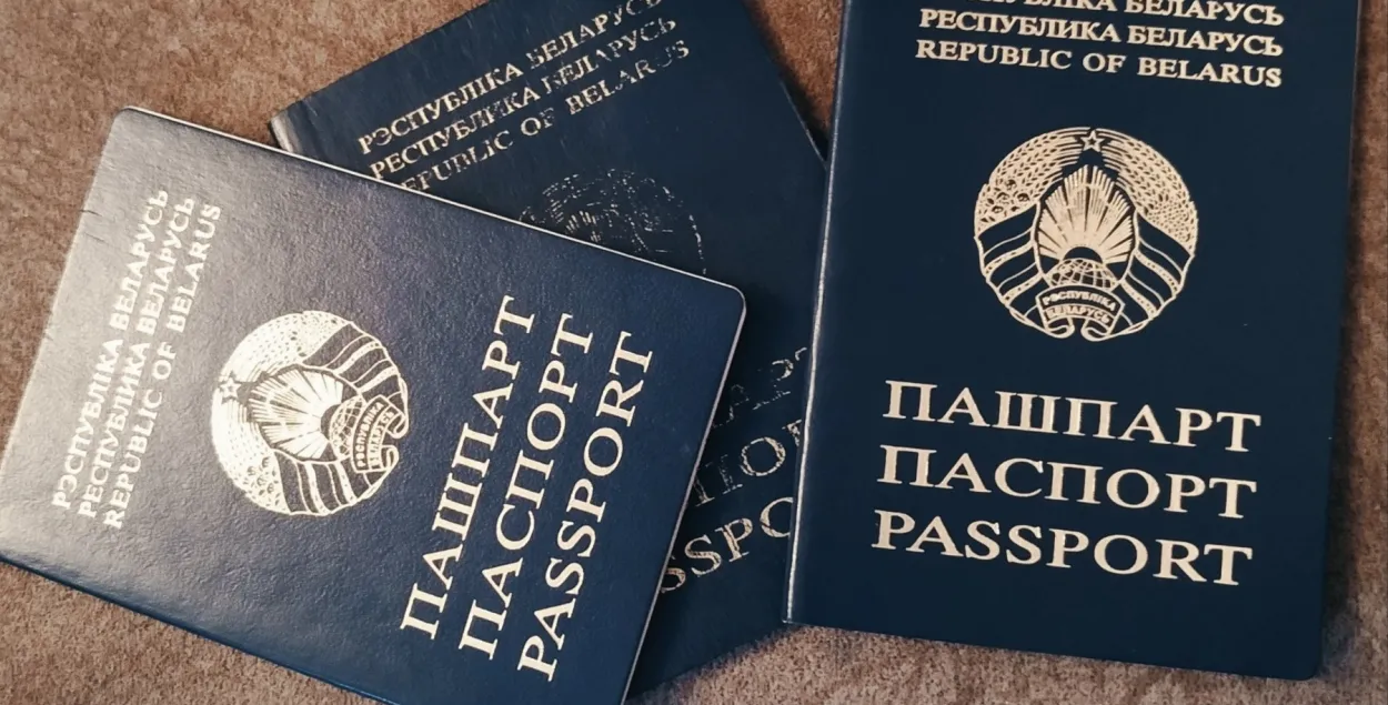 Беларускія пашпарты / polsha24.com
