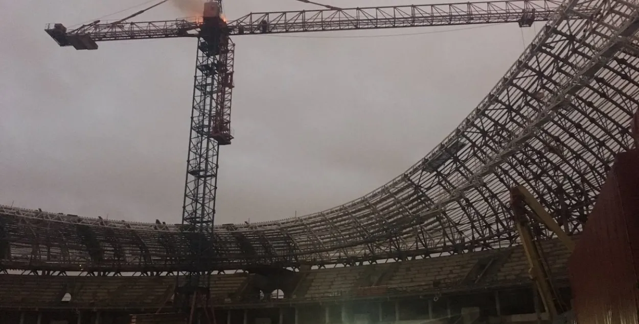 На стадыёне “Дынама” ў Мінску гарэла кабіна вежавага крана (фота, відэа)