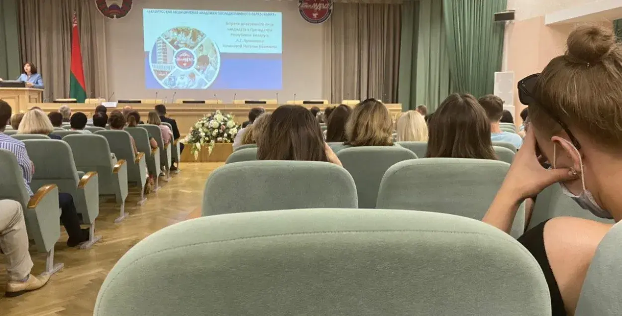 Некаторым схаваць іспанскі сорам не дапамагала нават медыцынская маска / Еўрарадыё