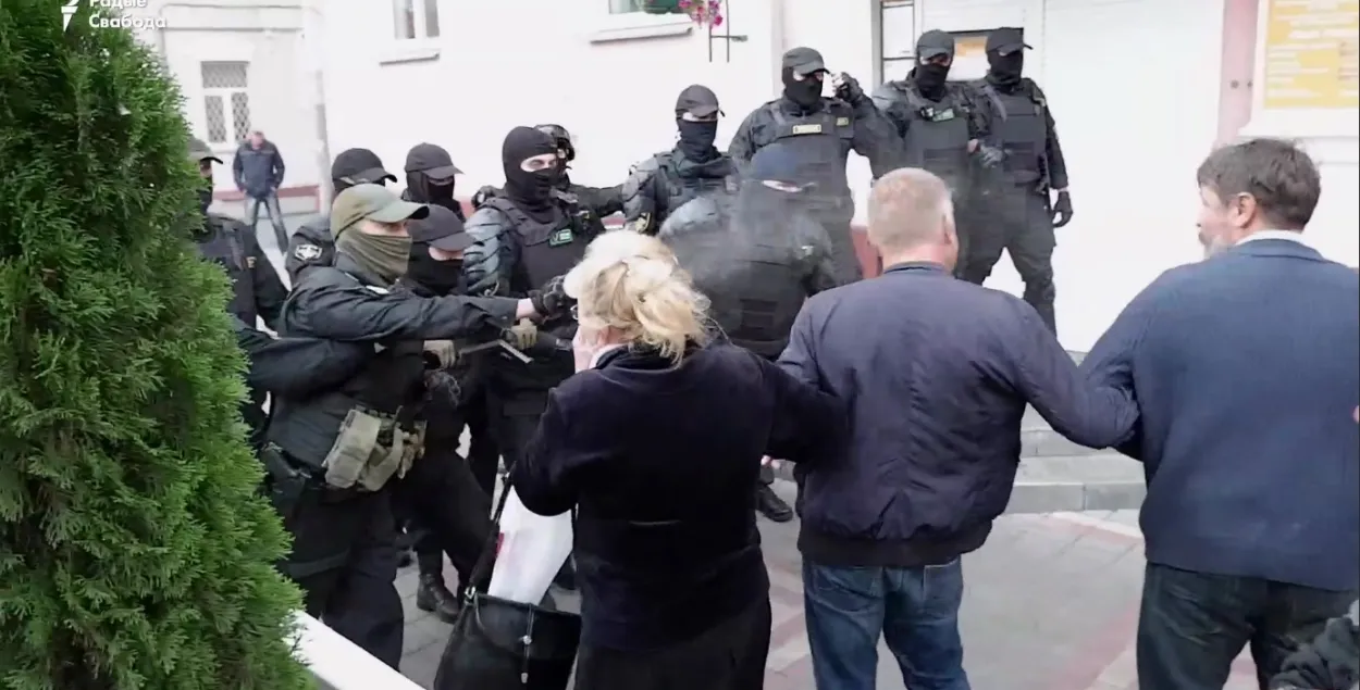 Сілавік распыляе пярцовы газ прама ў твары дэманстрантаў / скрыншот з відэа "Радыё Свабода"