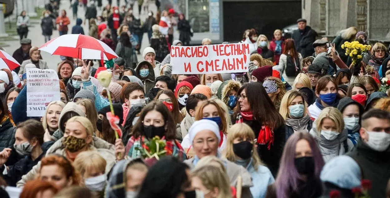 У суботу ў цэнтры Мінска праходзілі адразу дзве акцыі пратэсту: "Жаночы марш" і "Марш людзей з (не) абмежаванымі магчымасцямі" / Tut.by