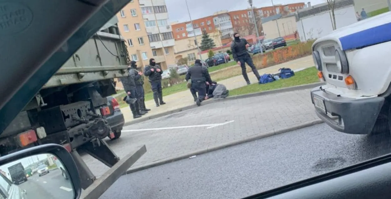 Нерухомы чалавек ляжыць каля сілавікоў ў Мінску 8 лістапада 2020 года / ТГ-канал "Белыя халаты"