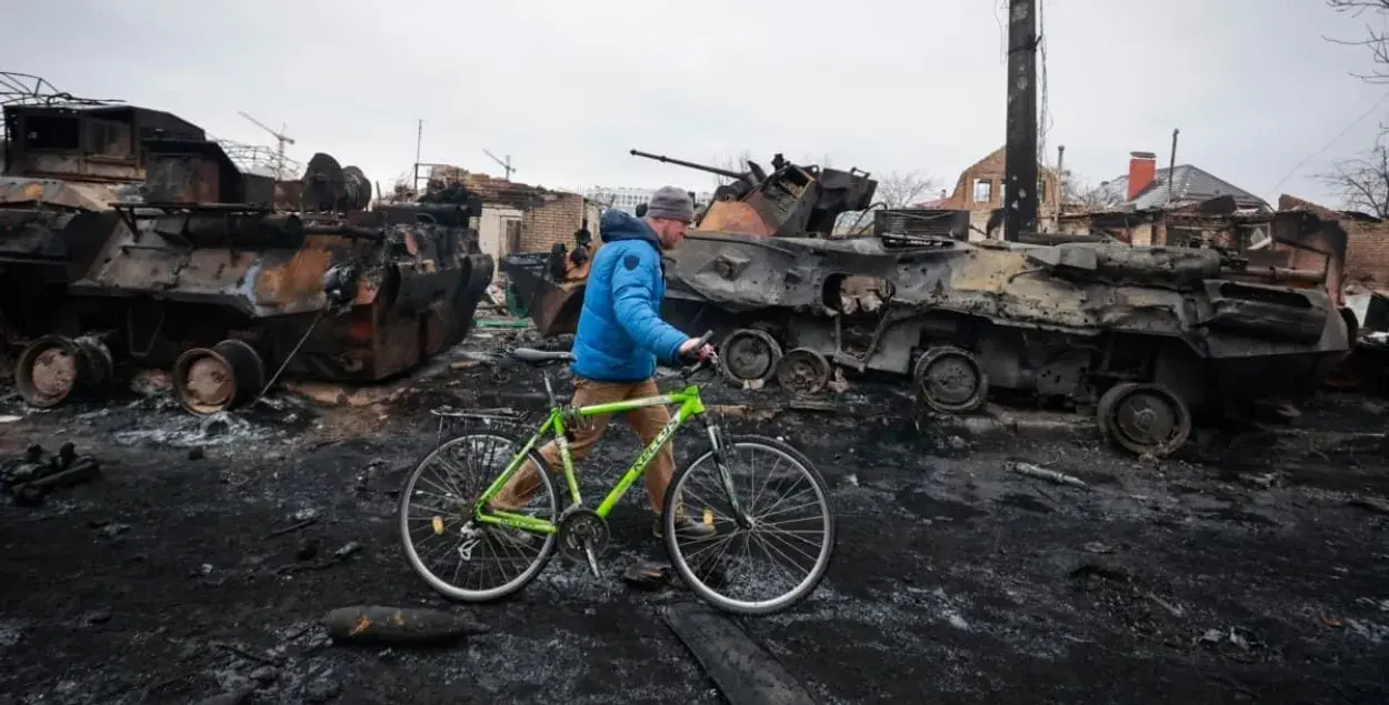 Жыхар горада Буча пад Кіевам ідзе міма спаленай расійскай тэхнікі. 6 сакавіка 2022 года / "Настоящее время"