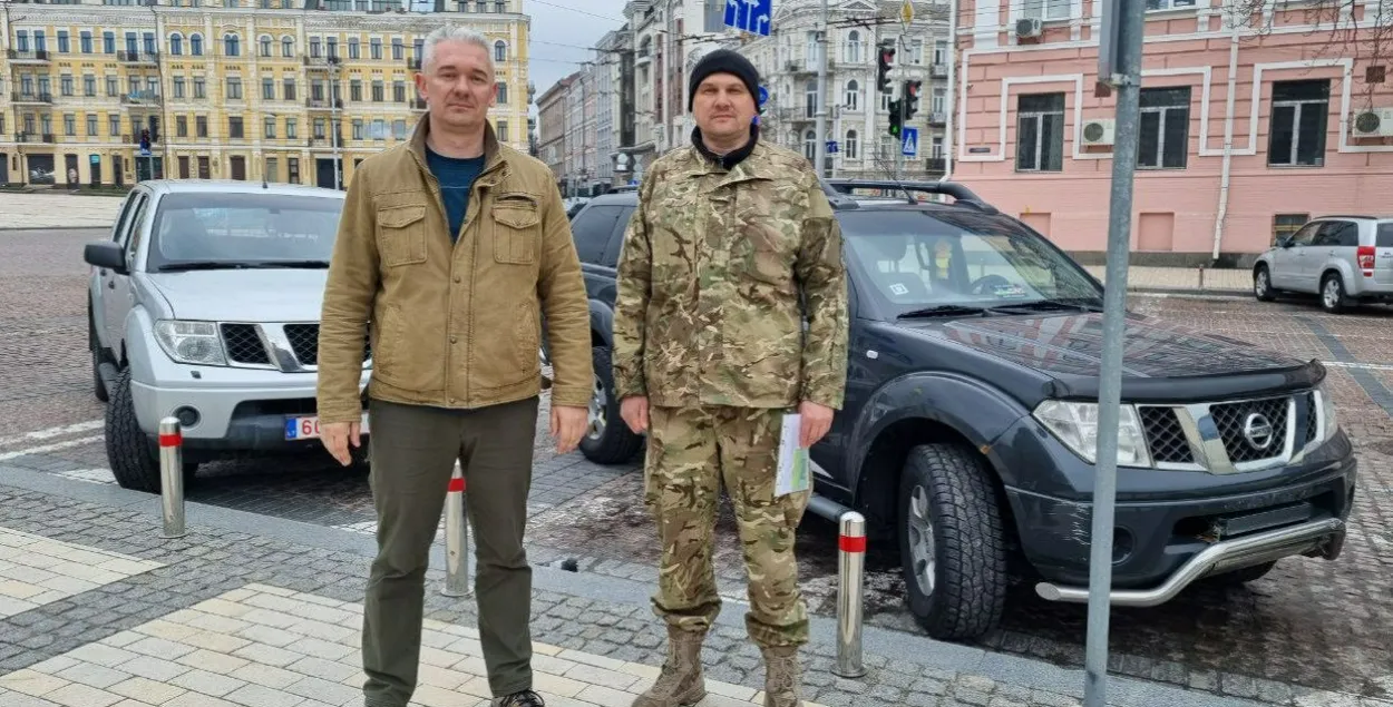 Валерый Кавалеўскі і намеснік камандзіра палка Каліноўскага Вадзім Кабанчук падчас сустрэчы ў Кіеве, красавік 2022 года / тг-канал Святланы Ціханоўскай
