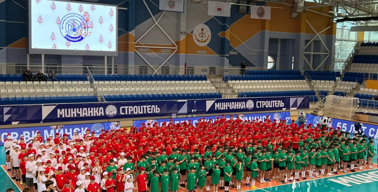 Іх прымусілі спяваць гімн краіны / TEAM BY
