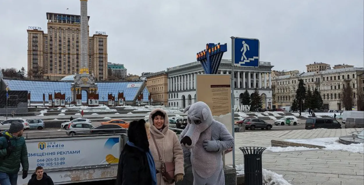И в мирное, и в военное время этот волк встречает киевлян на Майдане Независимости.
