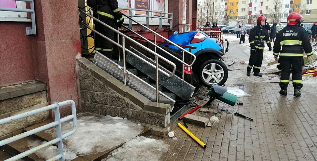 Спасатели работают на месте ДТП
