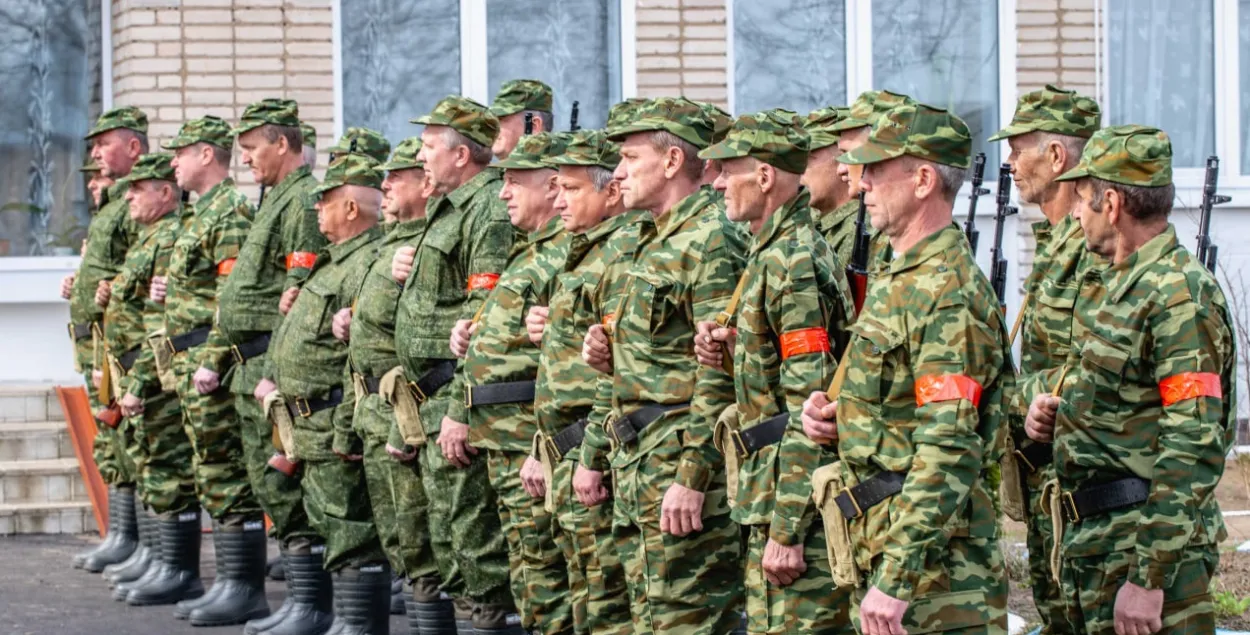 Народное ополчение — дело добровольное, но на самом деле туда отбирают "надежных" людей / edinstvo.by
