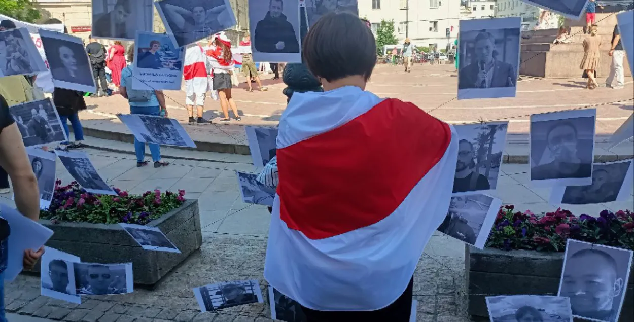 У Варшаве стварылі імправізаваны дрот і прычапілі да яго здымкі палітвязняў /&nbsp;@viasna96
