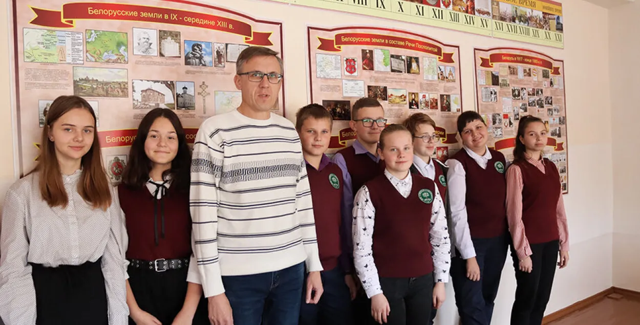 Смаргонскага настаўніка звольнілі за тое, што расказаў на ўроку пра БЧБ-сцяг