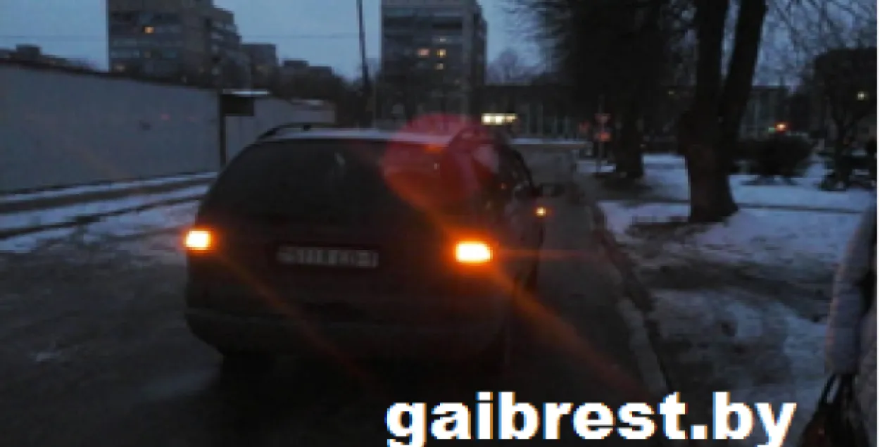 У Пінску адзінаццацікласніца трапіла пад аўто, калі ішла па праезнай частцы