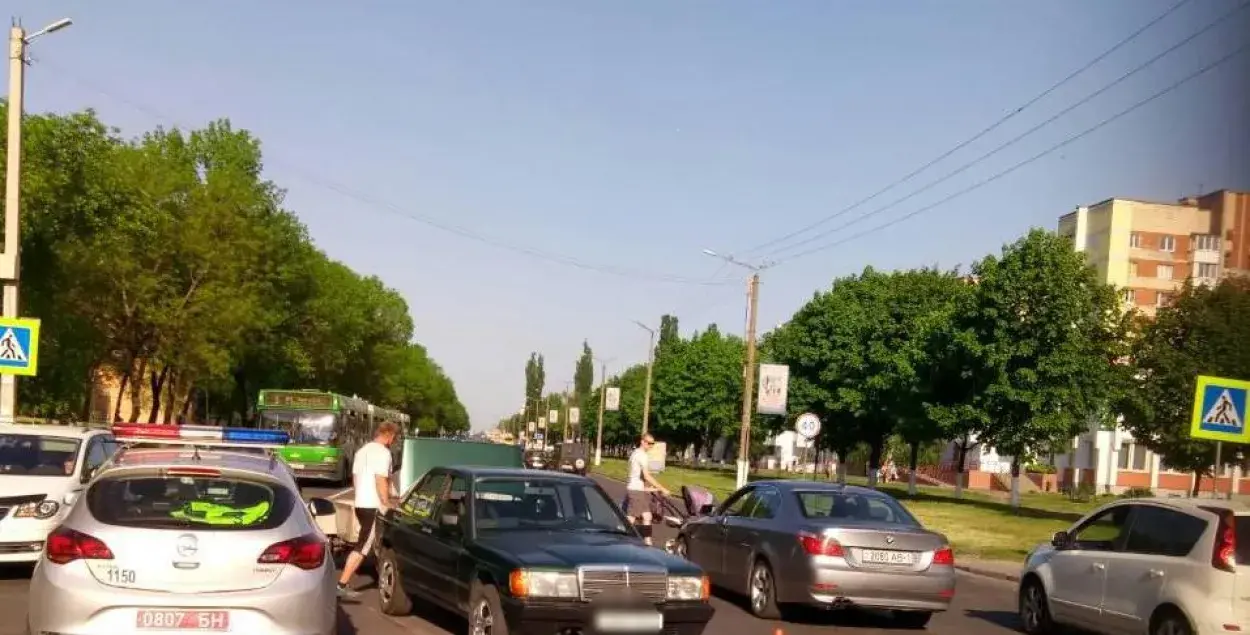 У Пінску кіроўца-бяспраўнік збіў на пераходзе 2-гадовае дзіця