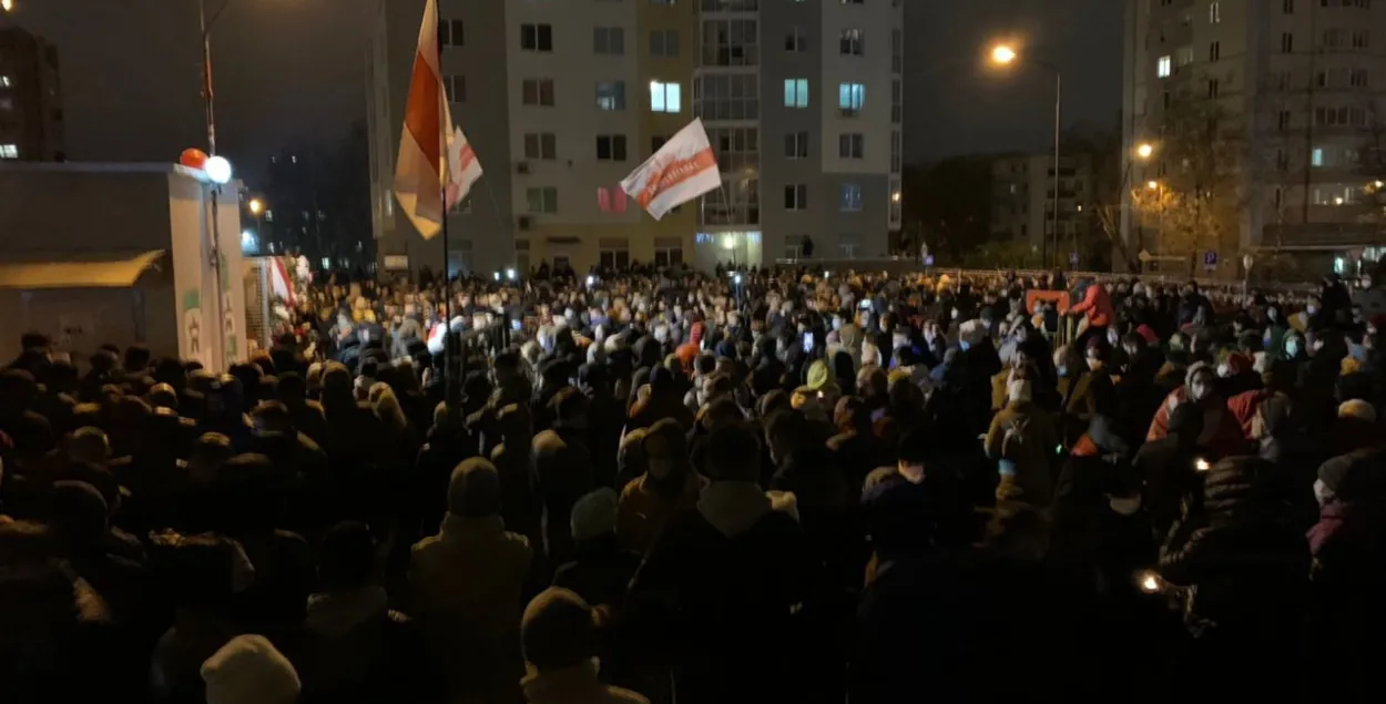 Людзі сабраліся на "Плошчы перамен" пасля з'яўлення інфармацыі пра смерць Рамана Бандарэнкі&nbsp;/ Еврорадио