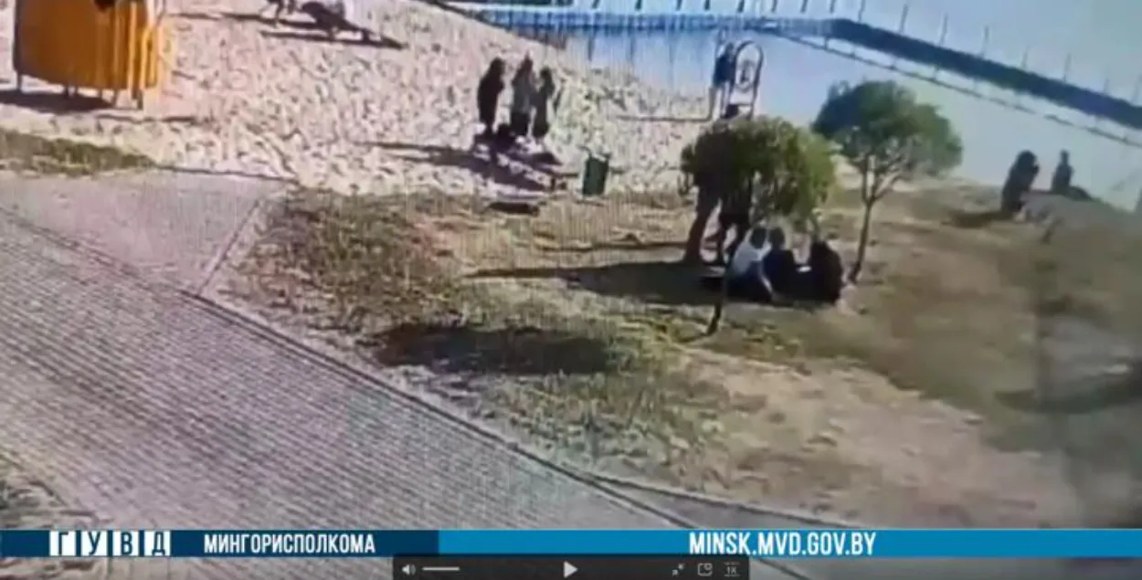 Пляж / кадр из видео ГУВД Мингорисполкома

