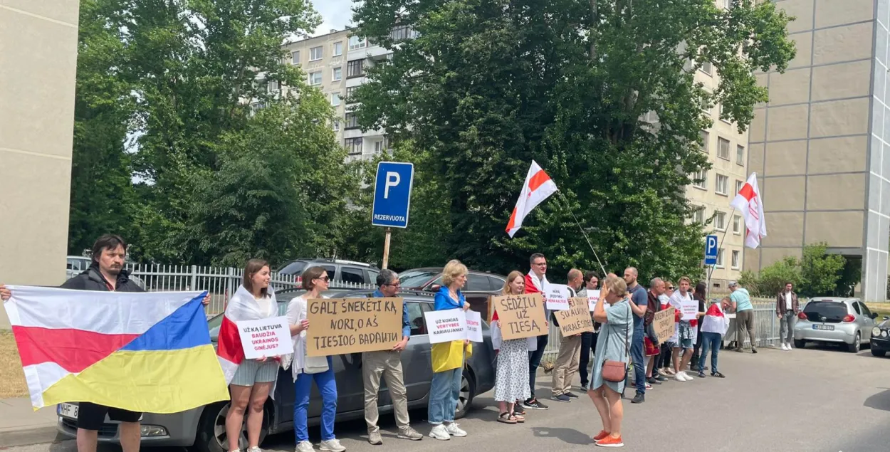 Родныя і сябры абвінавачанага ля пракуратуры Літвы /&nbsp;radiounet.fm

