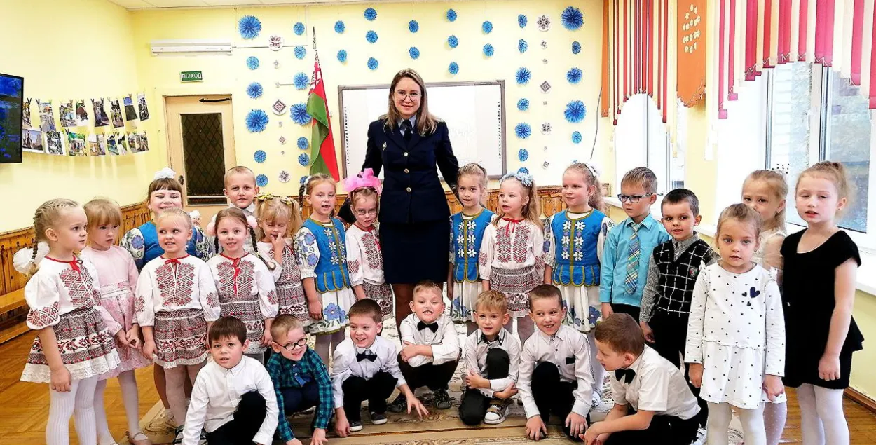 Помощница прокурора с воспитанниками сада №58 / vitbichi.by
