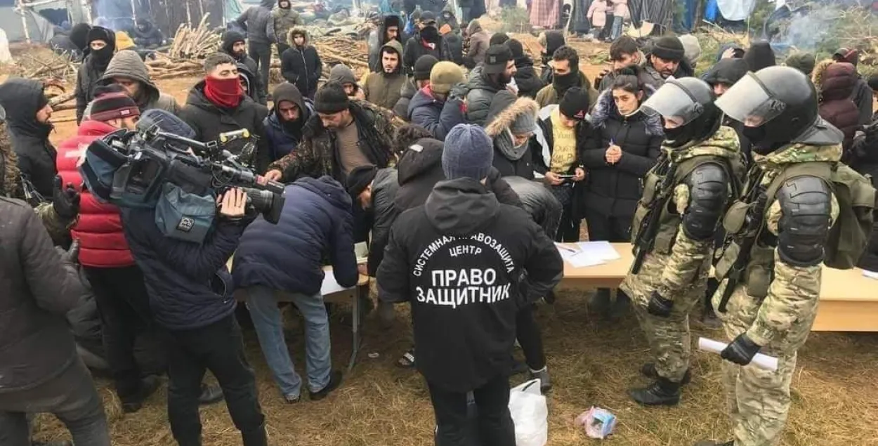 Провластный "правозащитник" под защитой силовиков среди мигрантов