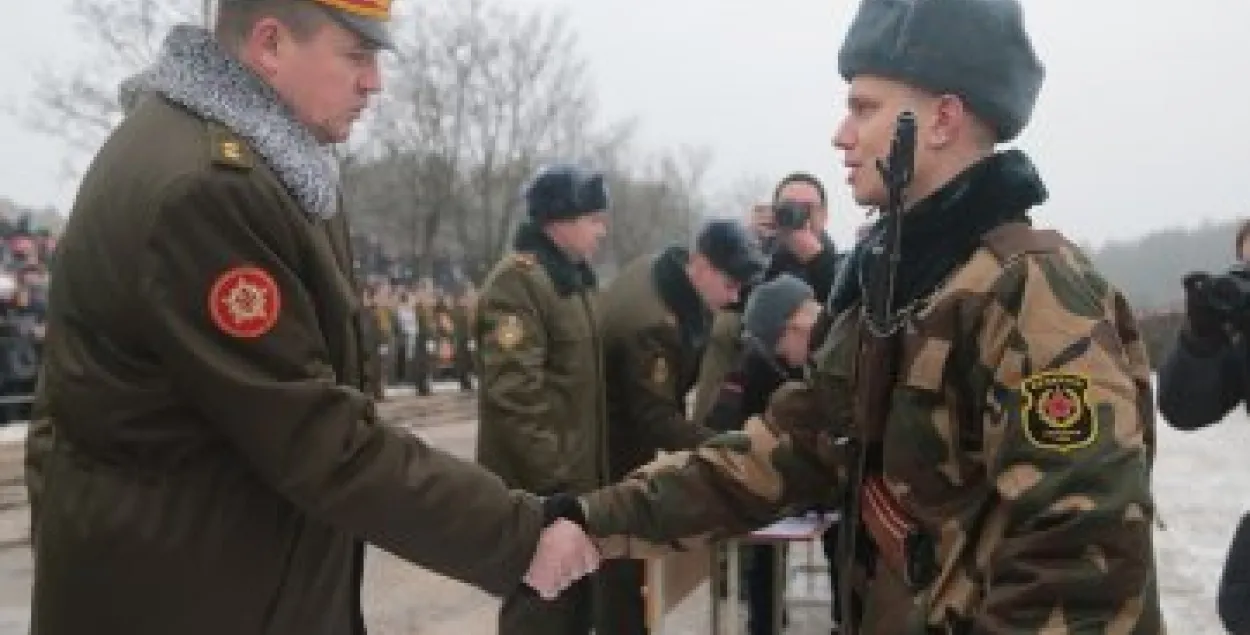 Міністр абароны Раўкоў наведаў цырымонію прысягі ў Печах