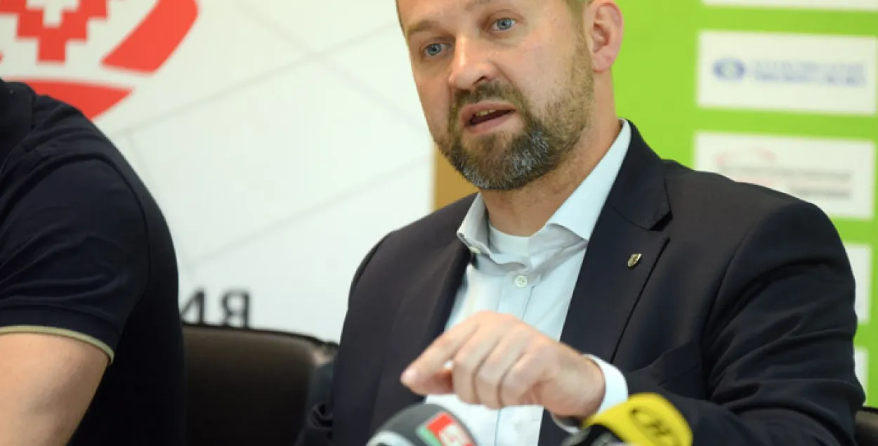 Падчас матчу Беларусь-Славенія Рачкоўскі кінуў праз усю распранальню бак з вадой