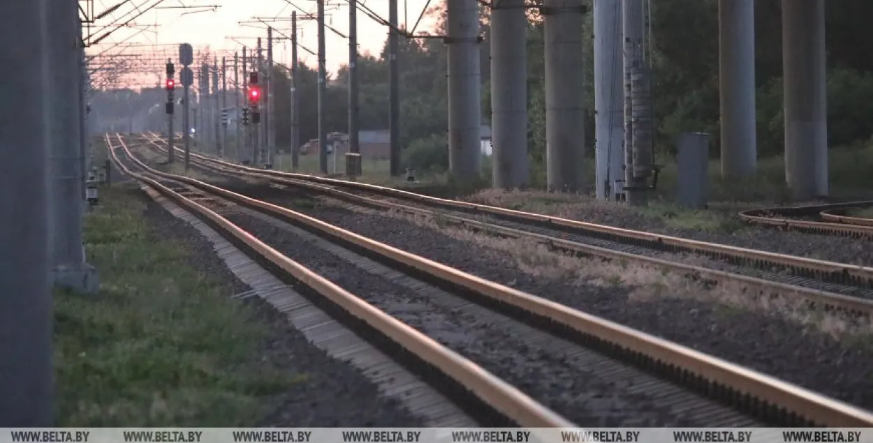 У Магілёўскай вобласці хтосьці пакінуў на рэйках вядро з камянямі / З архіву БЕЛТА​